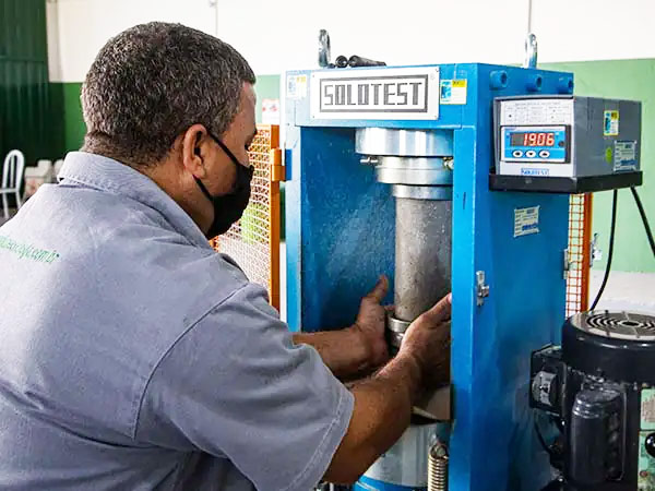 ensaio de compressão axial
